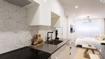 Kylskåp, ugn, spishäll och kaffe- och tebryggare