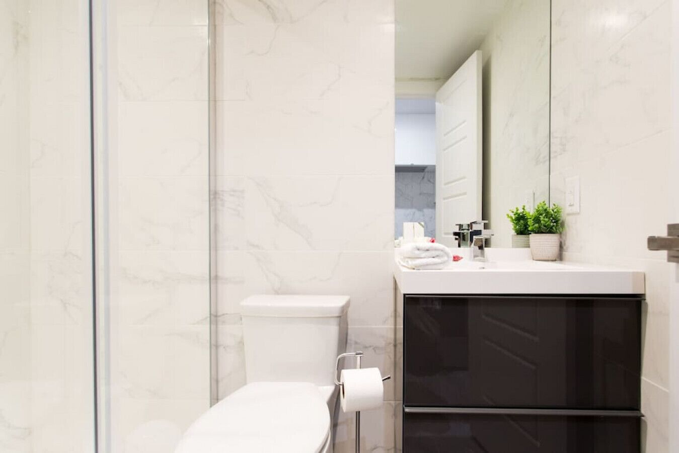 Secadora de cabello, toallas, jabón, shampoo 