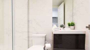 Secadora de cabello, toallas, jabón, shampoo