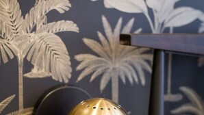 Una lámpara de pared con diseño esférico y acabado metálico.
