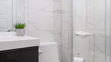 Secadora de cabello, toallas, jabón, shampoo