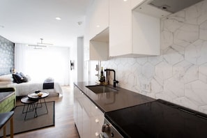 Fridge, oven, stovetop, coffee/tea maker - 6768 - 202 · Amazing mini studio with full kitchen by Denstays (Montréal)