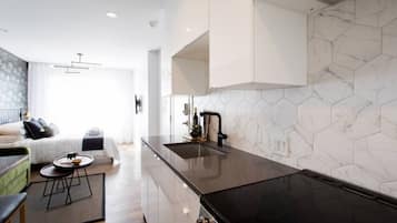 Fridge, oven, stovetop, coffee/tea maker