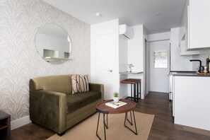 TV - 6768 - 204 · Sunny Green Palms Mini Studio by Denstays (Montréal)