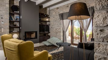 Luxury-Villa, 4 Schlafzimmer | Wohnbereich | 40-Zoll-Smart-TV mit Satellitenempfang, Fernseher, Netflix