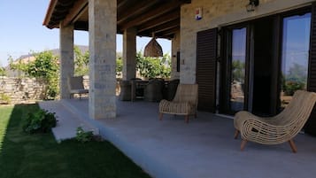 Luxury Villa, 4 Bedrooms | Living area | 40-inch Smart TV with satellite channels, TV, Netflix