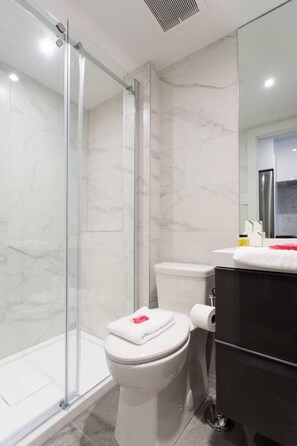 Hair dryer, towels - 6768 - 402 · Blue Oasis Studio with Full Kitchen and Bath by Denstays (Montréal)