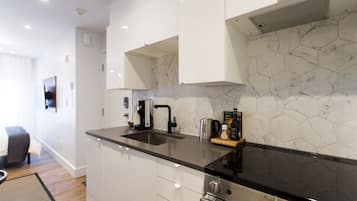 Fridge, oven, stovetop, coffee/tea maker