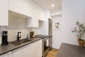 Refrigerador, horno, parrilla de estufa y cafetera y tetera 