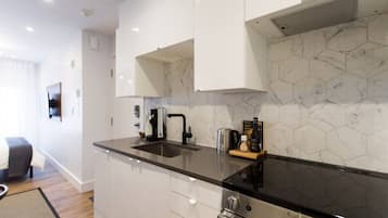 Fridge, oven, stovetop, coffee/tea maker