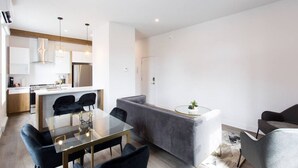 Een modern appartement met een eethoek, keuken en woonruimte.