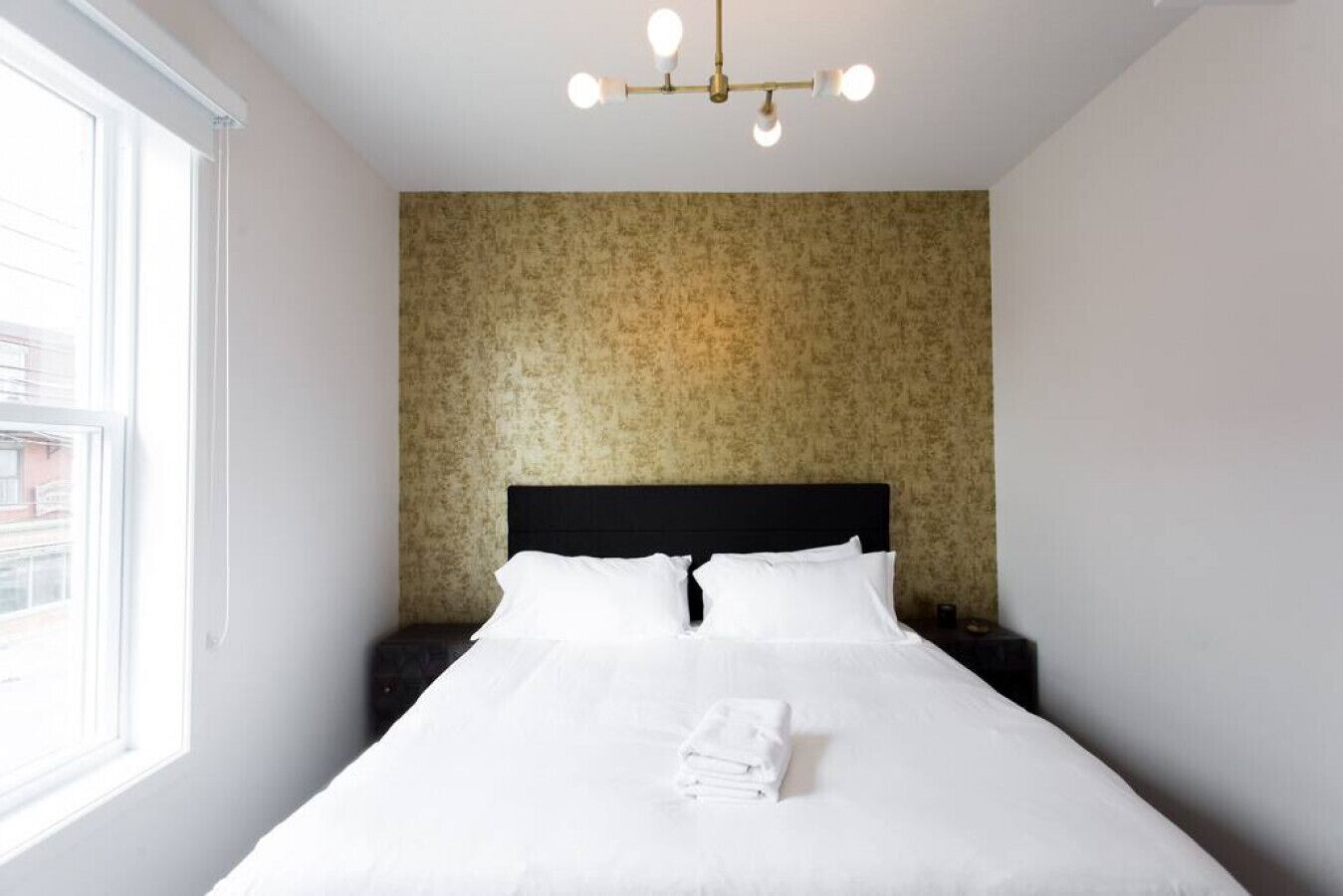 1 chambre, bureau, fer et planche à repasser, lit parapluie