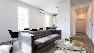 Flat-screen TV, Netflix, streaming services