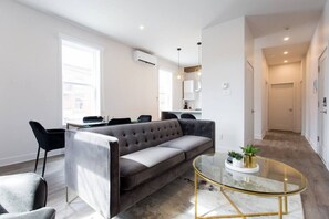 Flat-screen TV, Netflix, streaming services