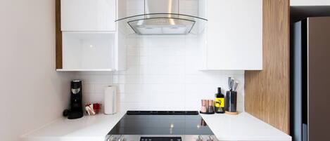 Kühlschrank, Mikrowelle, Ofen, Geschirrspüler