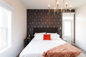 2 habitaciones, escritorio y tabla de planchar con plancha 