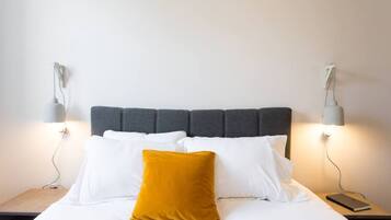 2 chambres, bureau, fer et planche Ă repasser, lit parapluie