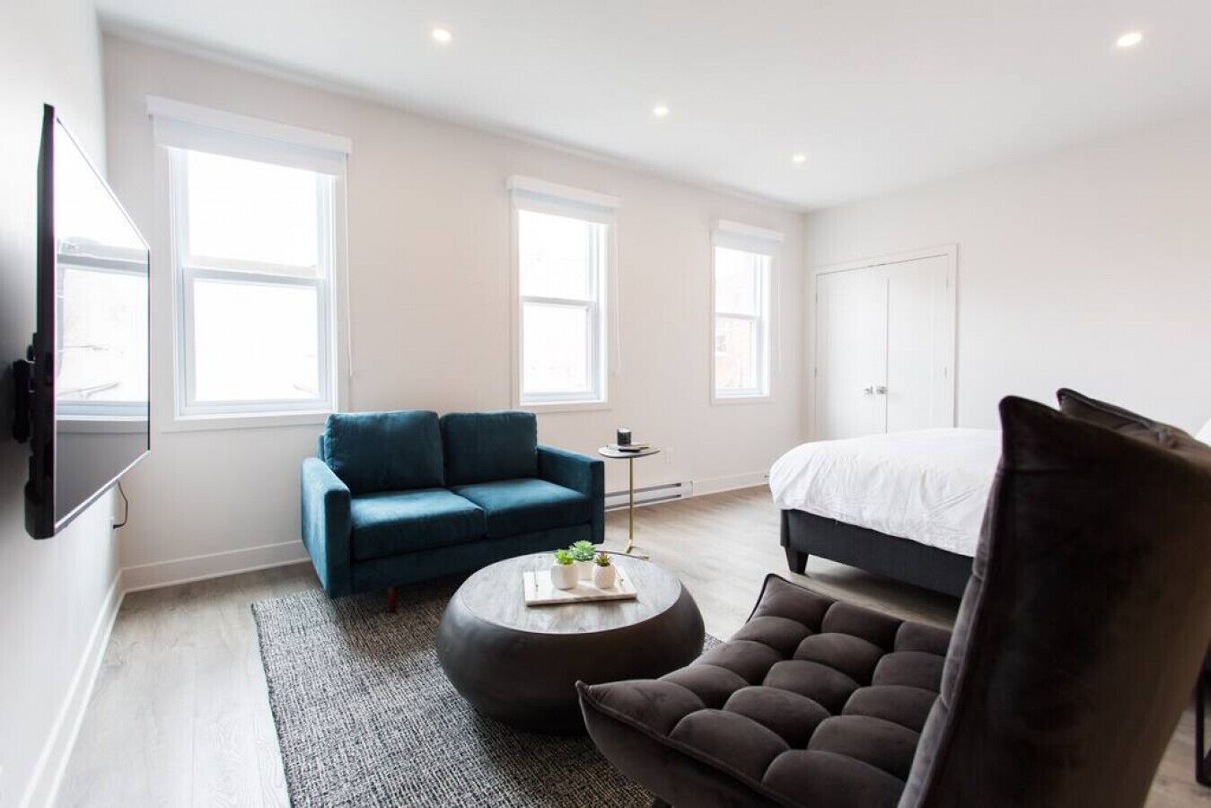 1 soverom, skrivebord, strykejern/-brett og reiseseng for barn