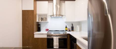 Kühlschrank, Mikrowelle, Ofen, Geschirrspüler