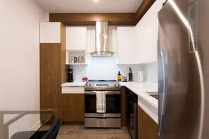 Fridge, microwave, oven, dishwasher - Live Like a Local in this Superb Loft by Denstays (Montréal)