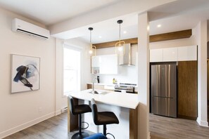 Fridge, microwave, oven, dishwasher - Huge 2 Bdr with Balcony in Mile End by Denstays (Montréal)