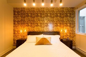 2 slaapkamers, een bureau, een strijkplank/strijkijzer, reisbedje