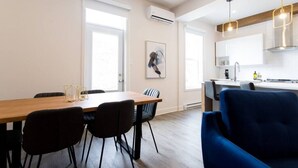 A modern apartment with a dining area, kitchen, and living space. - Huge 2 Bdr with Balcony in Mile End by Denstays (Montréal)