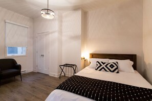 2 bedrooms, desk, iron/ironing board, travel crib - Huge 2 Bdr with Balcony in Mile End by Denstays (Montréal)