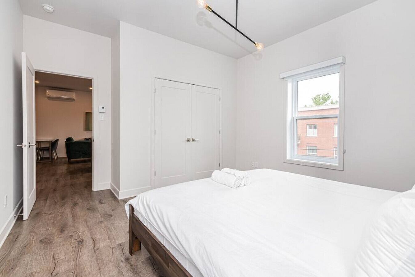 2 habitaciones, escritorio y tabla de planchar con plancha 