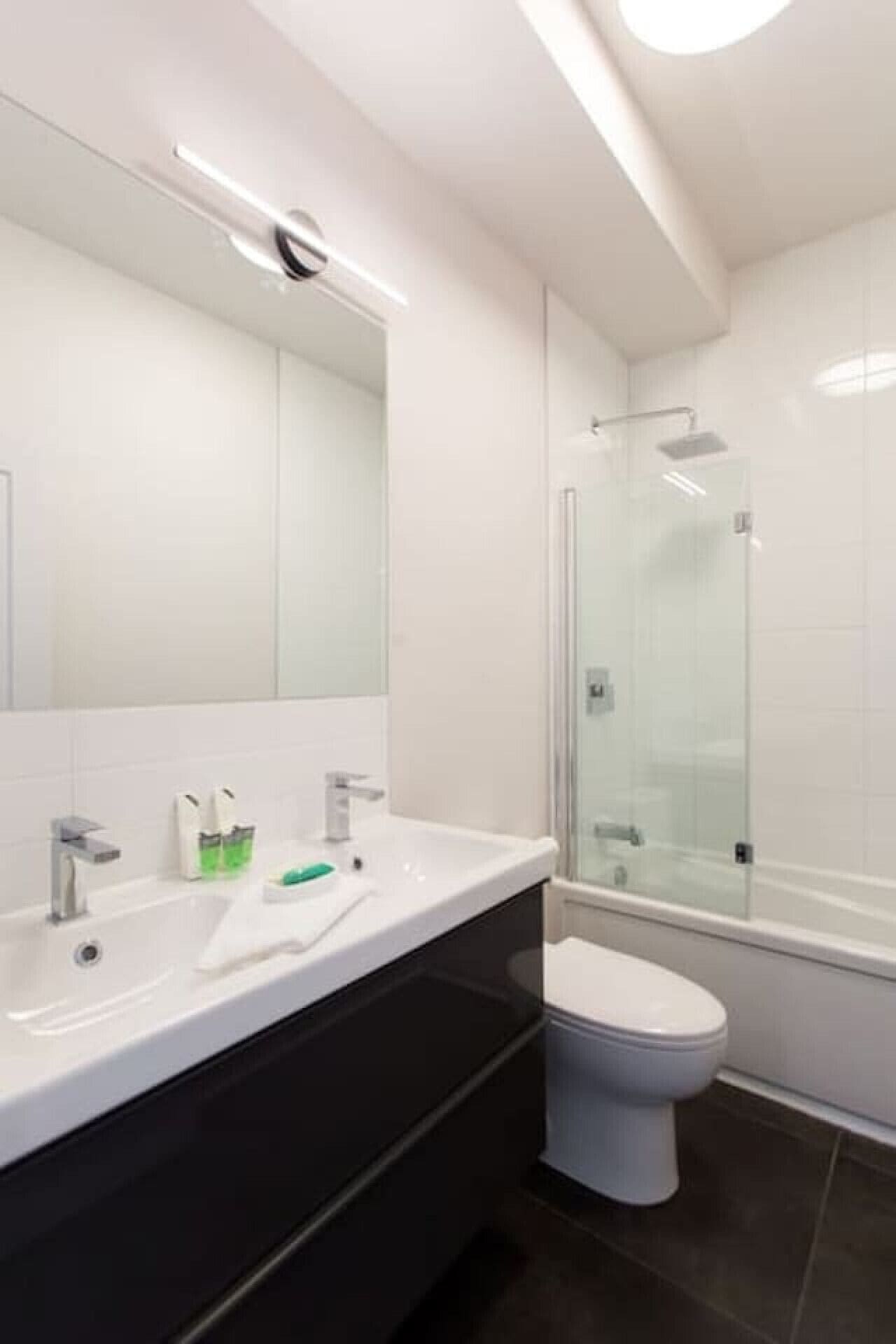 Een haardroger, handdoeken, zeep, shampoo