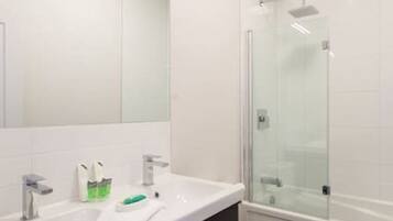 Een haardroger, handdoeken, zeep, shampoo