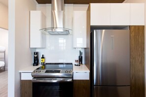 Kühlschrank, Mikrowelle, Ofen, Geschirrspüler