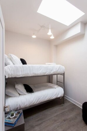 2 Schlafzimmer, Schreibtisch, Bügeleisen/Bügelbrett, Reisekinderbett