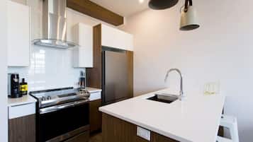 Frigorífico, microondas, horno y lavavajillas