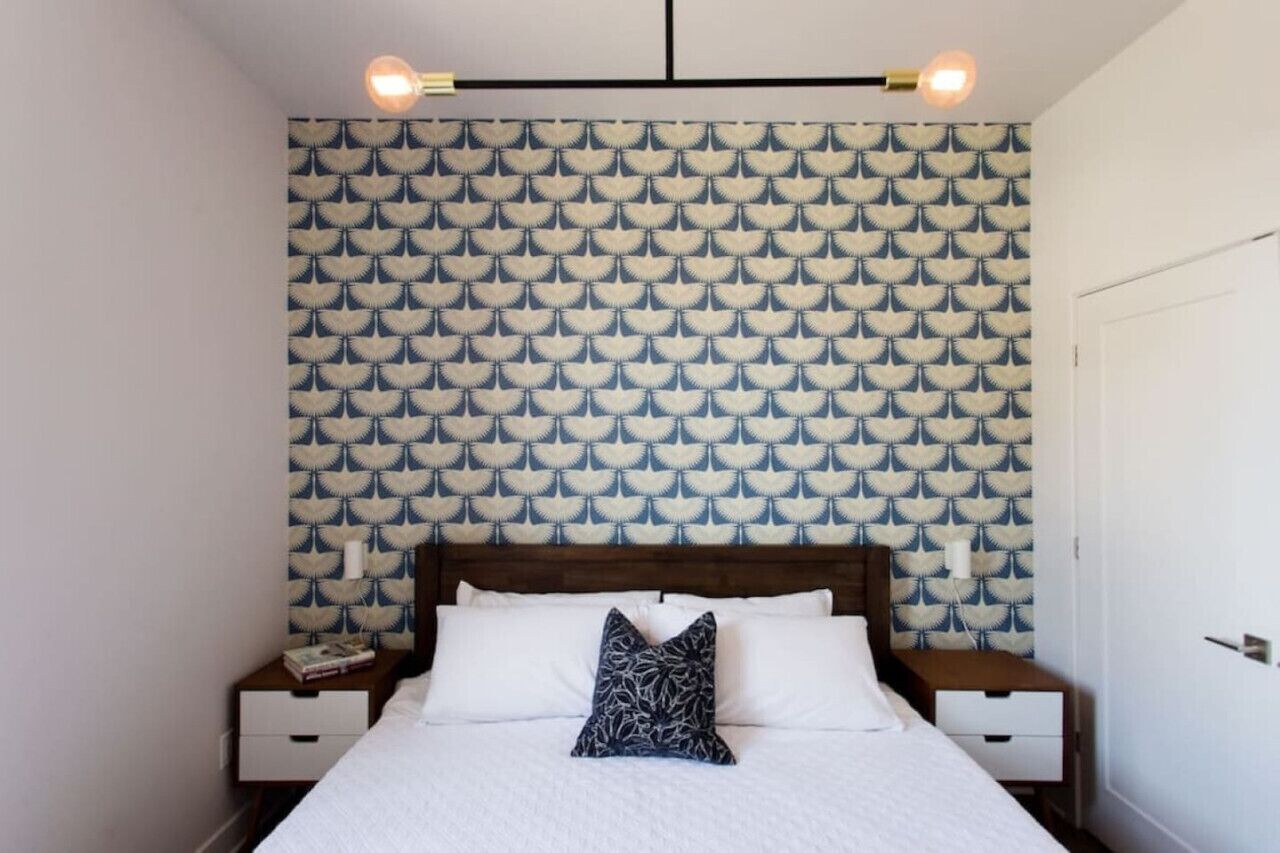 2 slaapkamers, een bureau, een strijkplank/strijkijzer, reisbedje