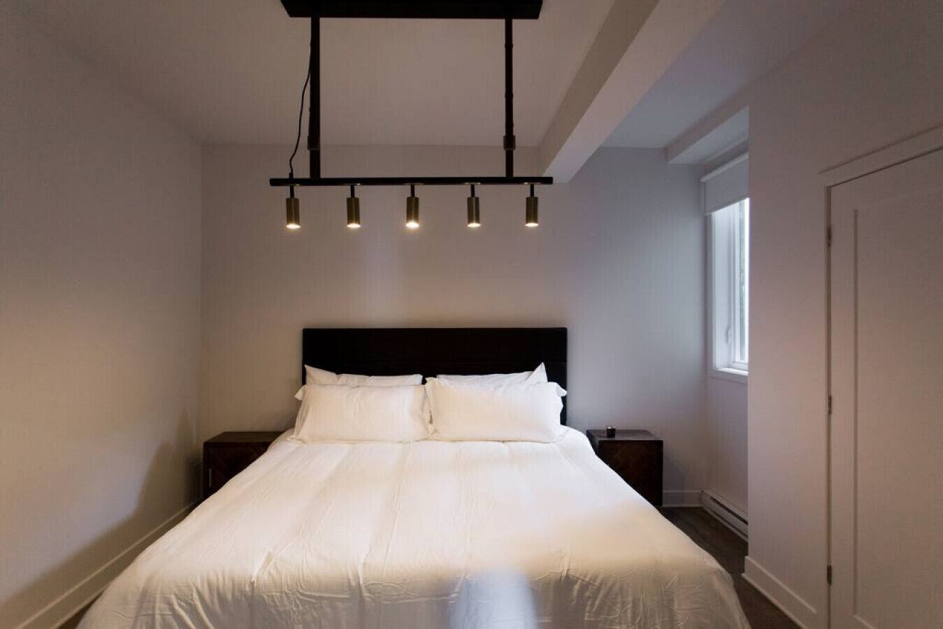 2 habitaciones, escritorio y tabla de planchar con plancha 
