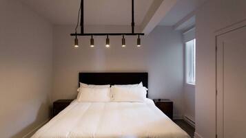 2 habitaciones, escritorio y tabla de planchar con plancha