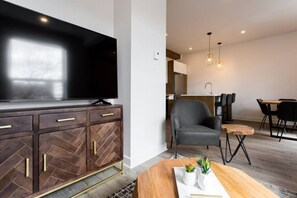 Interior - Light Filled 2 Bdr Unit in Mile End by Denstays (Montréal)