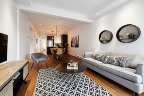 TV - Hip, Stylish Apartment In Little Italy by Denstays (Montréal)