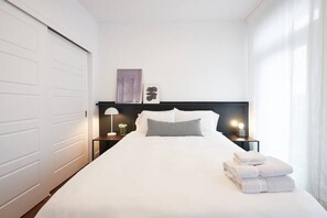 2 soverom, skrivebord, strykejern/-brett og reiseseng for barn