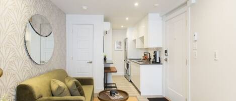 Flat-screen TV, Netflix, streaming services