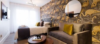 6768 - 301 · Fun & Funky Little Italy Mini Studio with Full Kitchen by Denstays