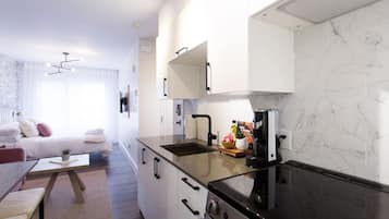 Refrigerador, horno, parrilla de estufa y cafetera y tetera