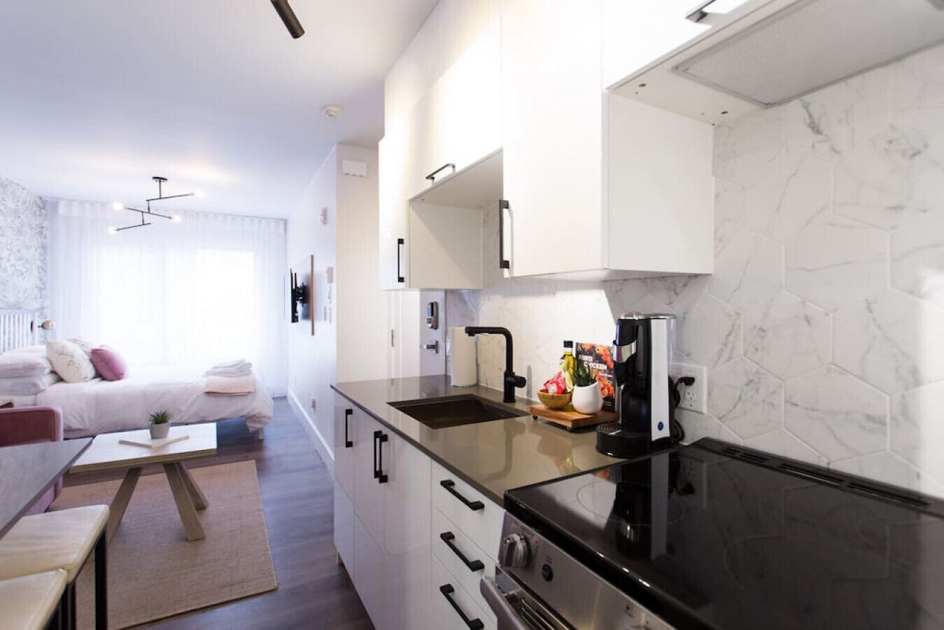 Fridge, oven, stovetop, coffee/tea maker