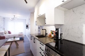 Refrigerador, horno, parrilla de estufa y cafetera y tetera 