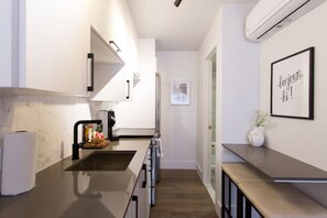 Fridge, oven, stovetop, coffee/tea maker