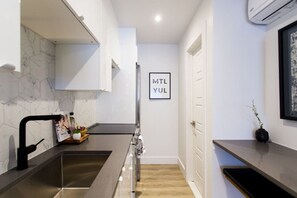 Réfrigérateur, un four, surface de cuisson, cafetière-théière