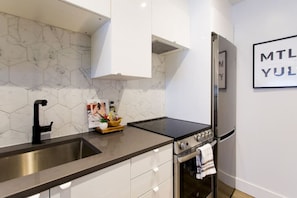 Fridge, oven, stovetop, coffee/tea maker