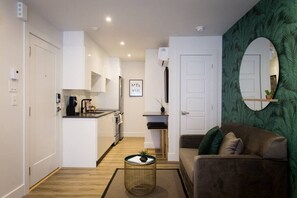 Interior - 6768 - 303 · Studio Palms Steps from Jean Talon Market Full Bath by Den Stays (Montréal)