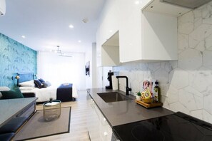 Interior - 6768 - 303 · Studio Palms Steps from Jean Talon Market Full Bath by Den Stays (Montréal)